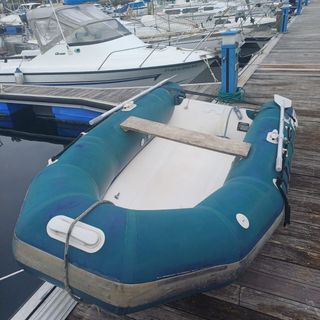Semirrígida Zodiac - Barco auxiliar con motor
