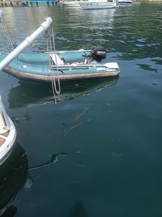 Semirrígida Zodiac - Barco auxiliar con motor