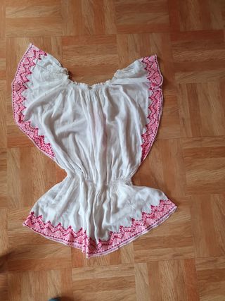 Blusa blanca y rosa bordada