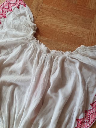 Blusa blanca y rosa bordada
