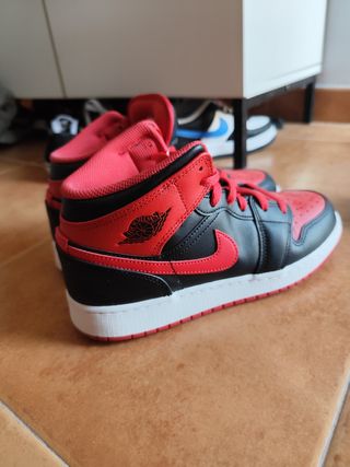 Air Jordan 1 Mid - rojas y negras