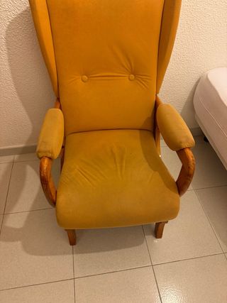 Sillón orejero vintage amarillo