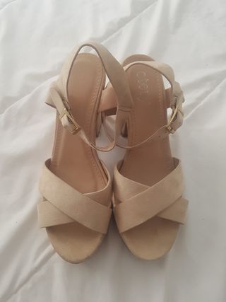 Sandalias beige tacón medio
