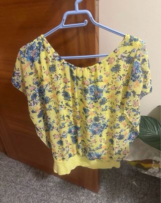 Blusa floral amarilla