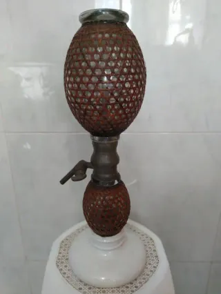 ANTIGUO GASOGENO CON MALLA DE RATAN