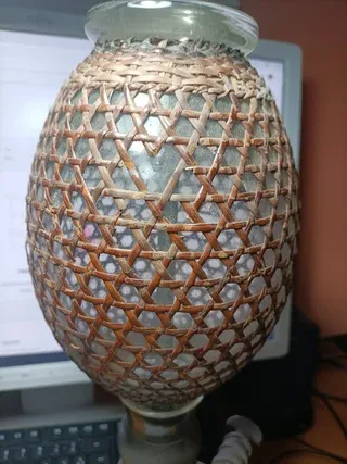 ANTIGUO GASOGENO CON MALLA DE RATAN