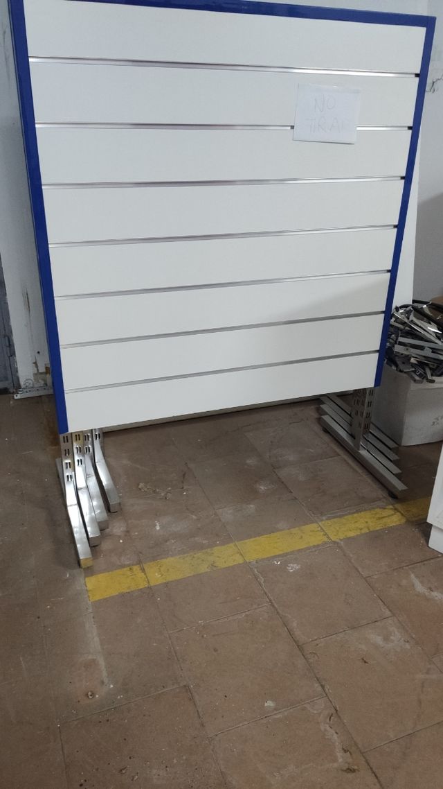 Estantería con cristal y 2 muebles