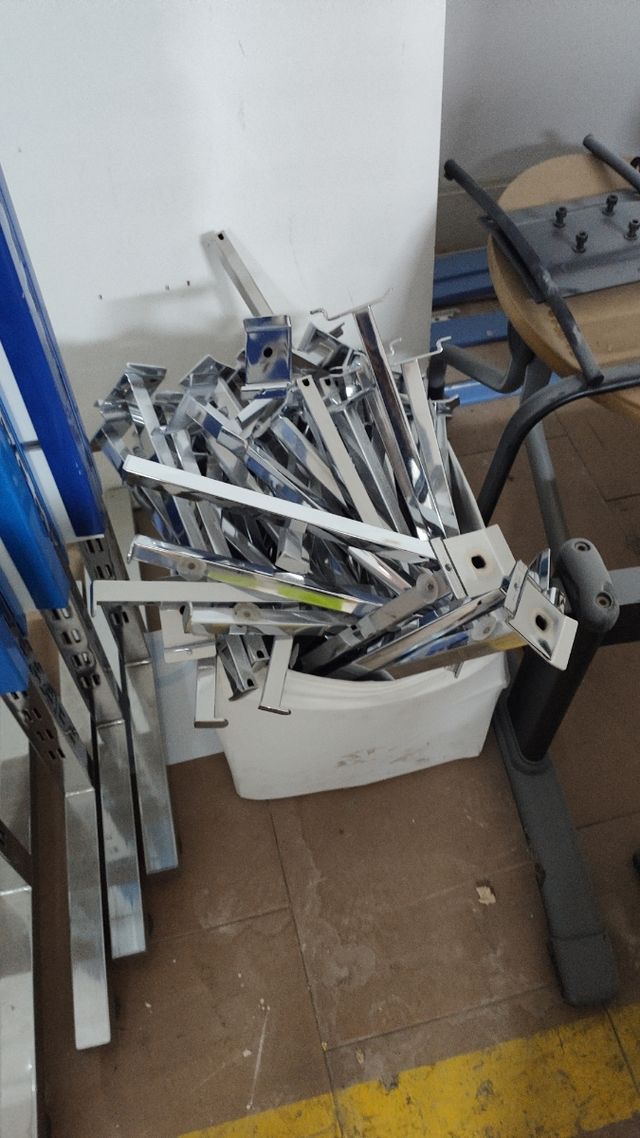 Estantería con cristal y 2 muebles