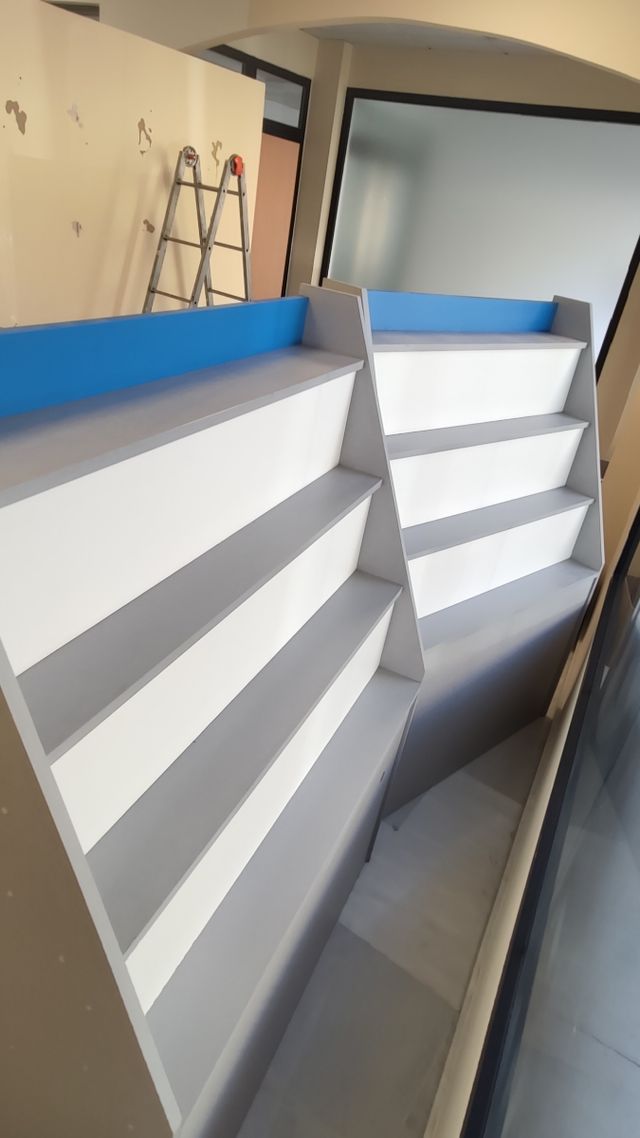 Estantería con cristal y 2 muebles