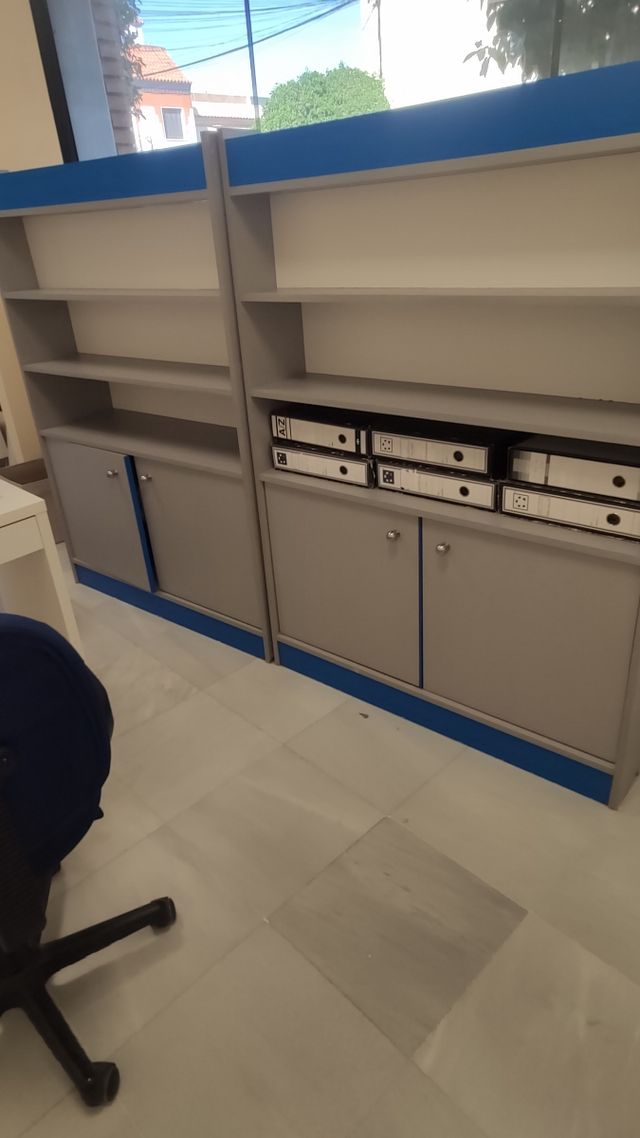 Estantería con cristal y 2 muebles