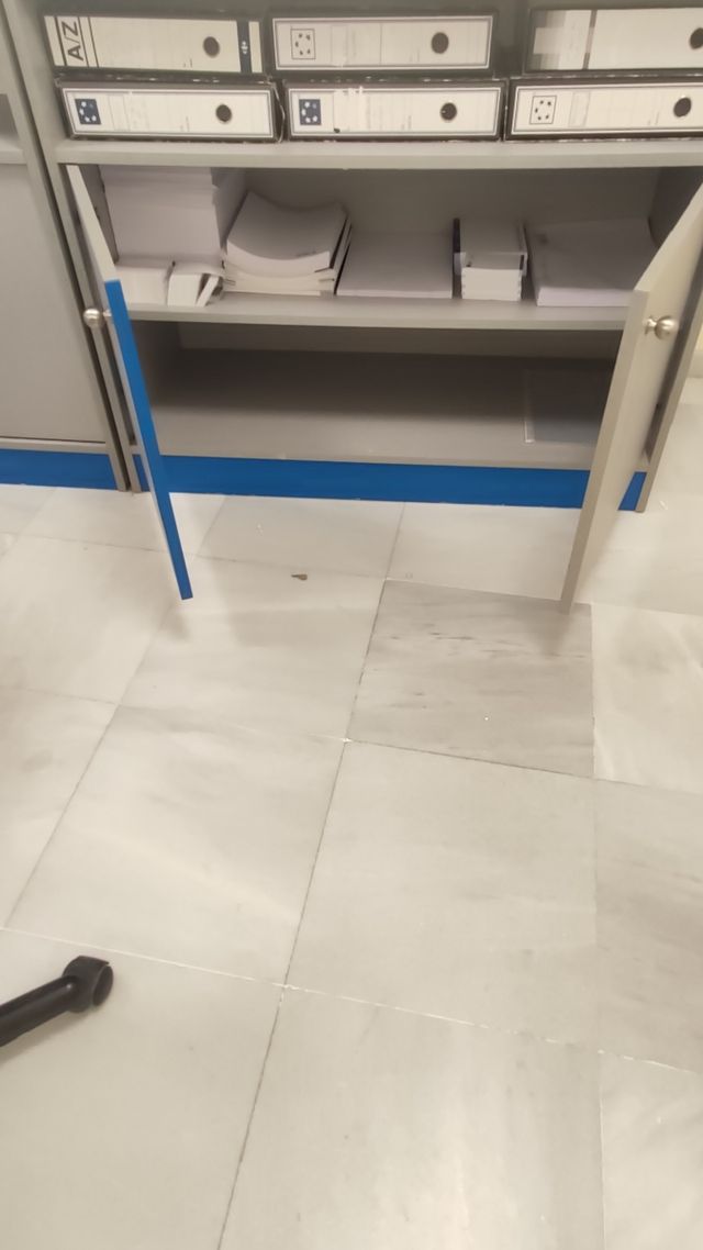 Estantería con cristal y 2 muebles