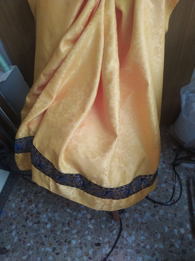 Falda huérfana amarilla y azul