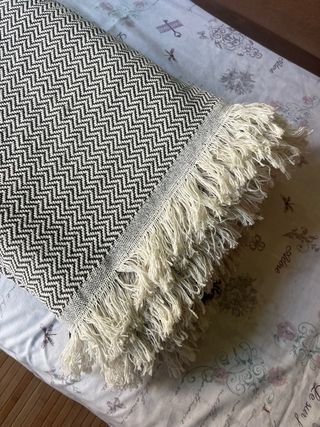 Manta grande de hilo blanco y negro