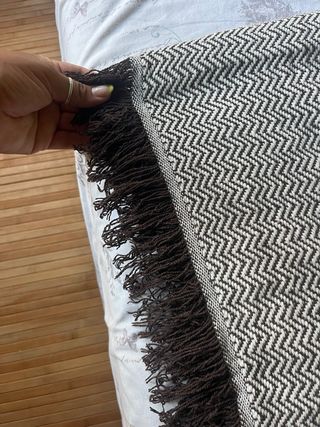 Manta grande de hilo blanco y negro