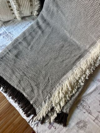 Manta grande de hilo blanco y negro