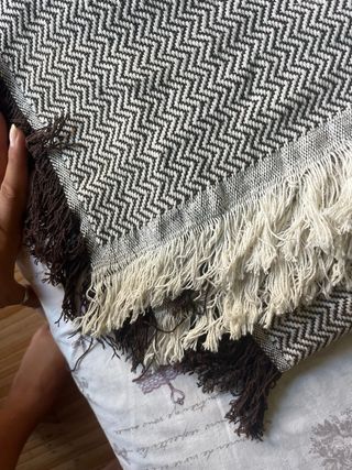 Manta grande de hilo blanco y negro