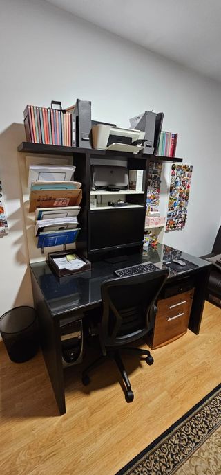 Escritorio negro con estantería