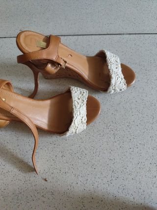 Sandalias cuña beige y marrón