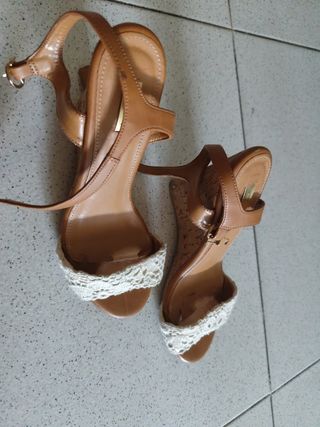 Sandalias cuña beige y marrón