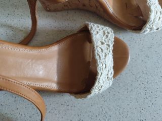 Sandalias cuña beige y marrón