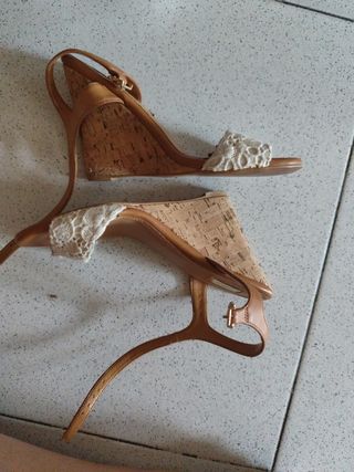 Sandalias cuña beige y marrón