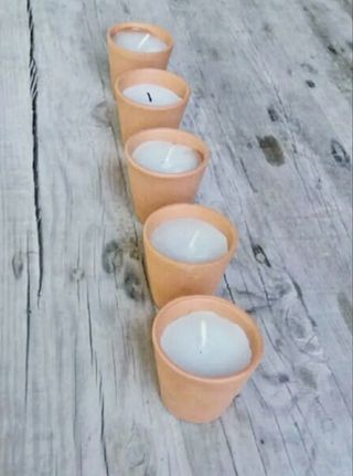 Velas en macetas de barro
