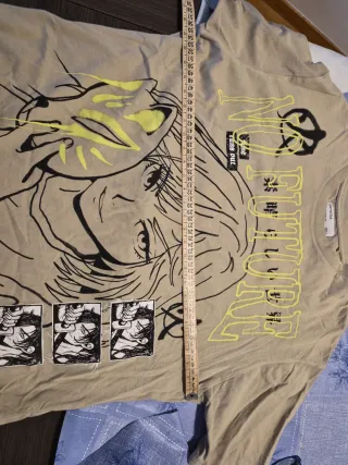Camiseta Bershka anime beige 72cm largo.54cm ancho