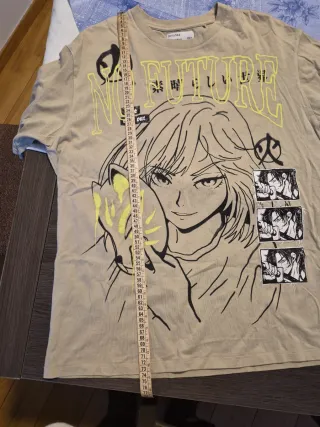 Camiseta Bershka anime beige 72cm largo.54cm ancho