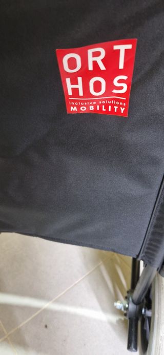 Silla de ruedas nueva y robusta.