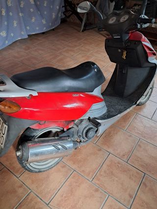 Daelim 125cc - Moto roja