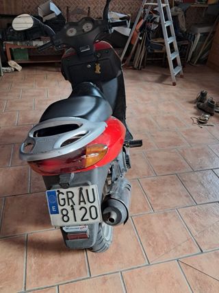 Daelim 125cc - Moto roja