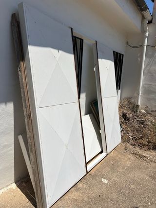 Puerta metálica blanca.