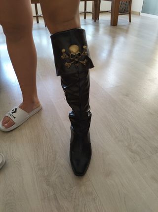 Botas altas mujer calavera