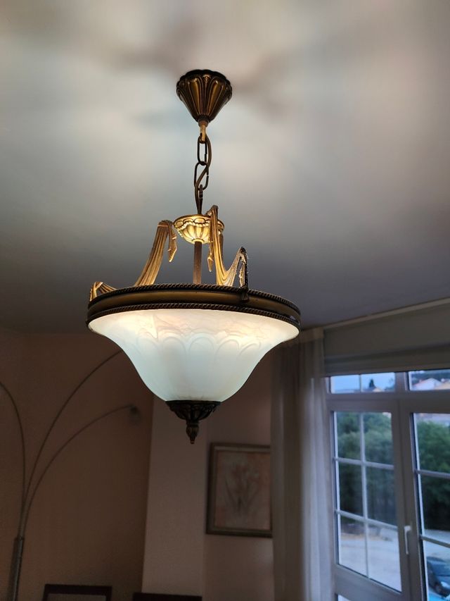 Lampara colgante dorada y blanca