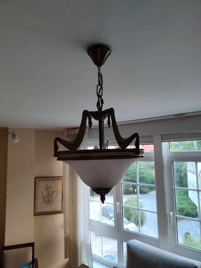 Lampara colgante dorada y blanca