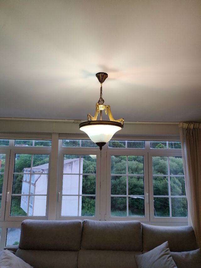 Lampara colgante dorada y blanca