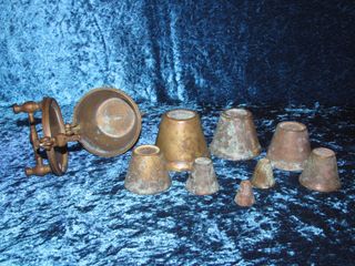 Antiguo ponderal vasos bronce 9 piezas XVIII-XIX