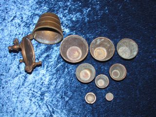 Antiguo ponderal vasos bronce 9 piezas XVIII-XIX
