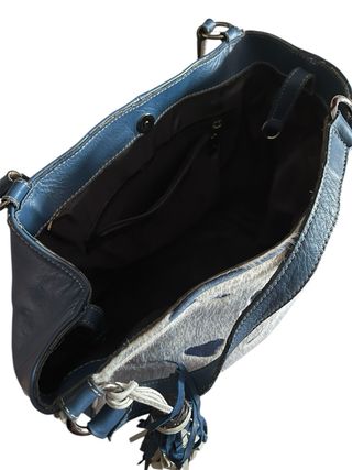 Bolso piel pelo blanco y piel azul