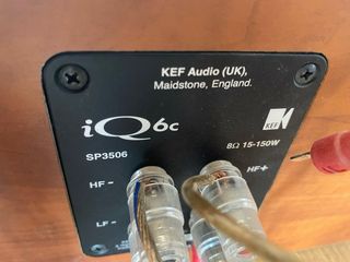 Altavoces KEF Q9 marrón