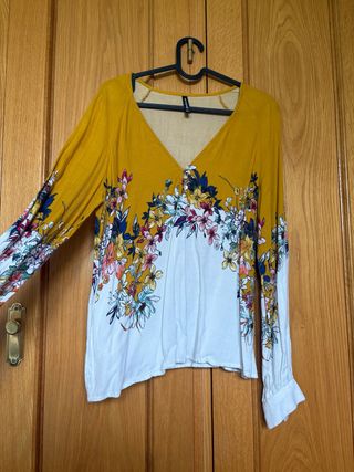 Blusa Stradivarius floral amarilla y blanca