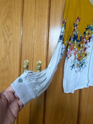 Blusa Stradivarius floral amarilla y blanca