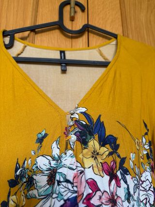 Blusa Stradivarius floral amarilla y blanca