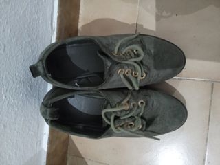 Zapatos ante verde oscuro