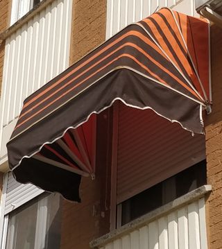 Toldo ventana rayas naranja-marron.