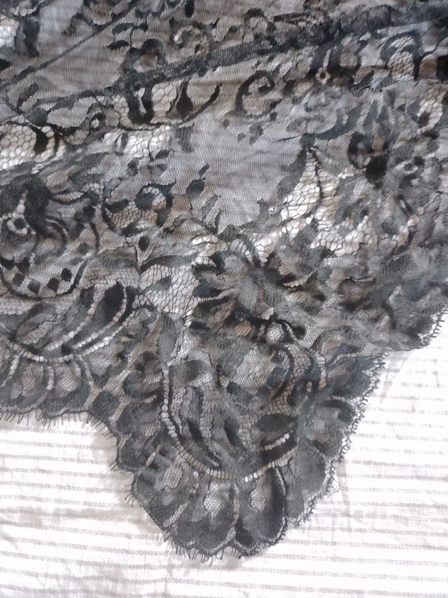 Mantilla chantillí negra