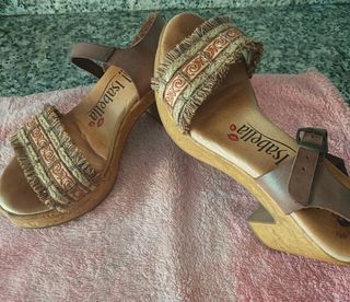 Sandalias Isabela tacón marrón.