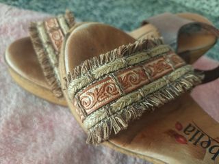 Sandalias Isabela tacón marrón.