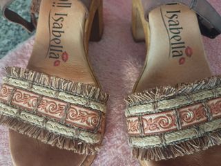 Sandalias Isabela tacón marrón.