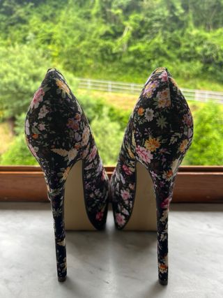 Tacchi floreali neri